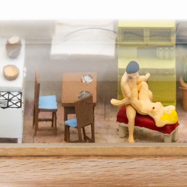 Dildo mit kleinem Diorama